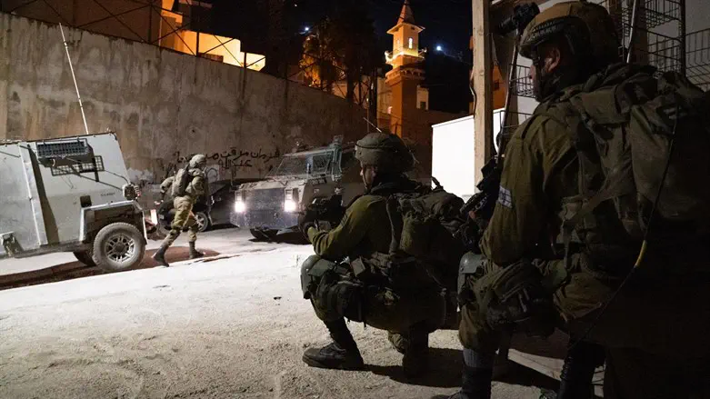 Soldiers secure operation in Arabtown