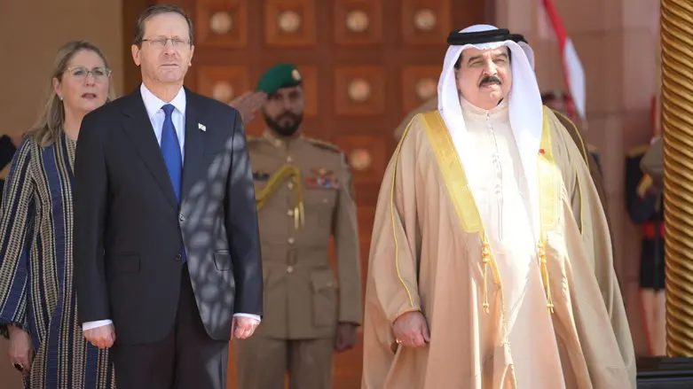 Pres. Herzog with King of Bahrainן