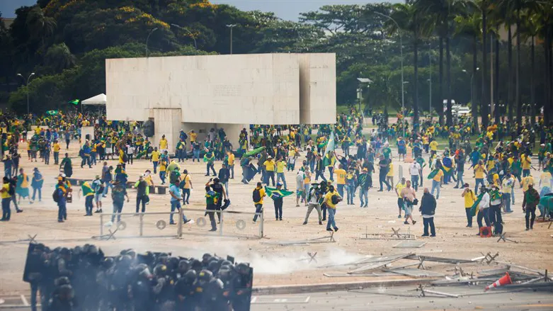 Rioters outside the Brazilian congress building