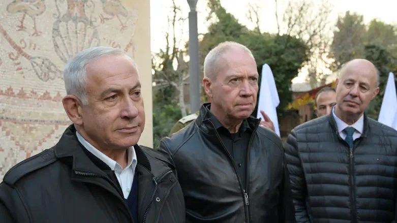 Netanyahu with Defense Minister Gallant and National Security Council head Tzachi Hanegbi