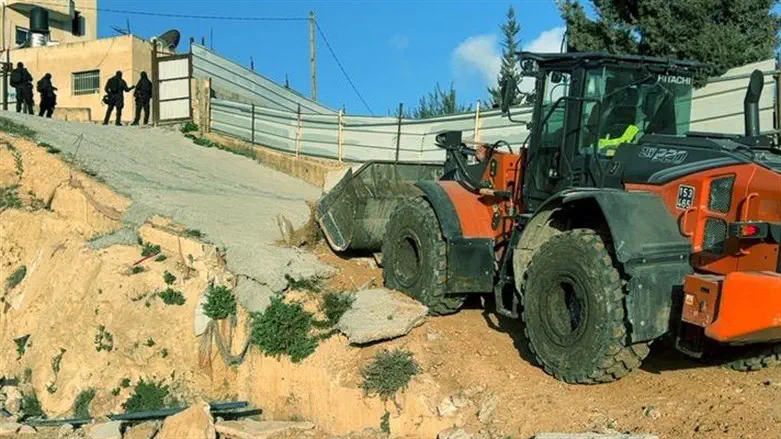 demolishing illegal buildings in Jerusalem