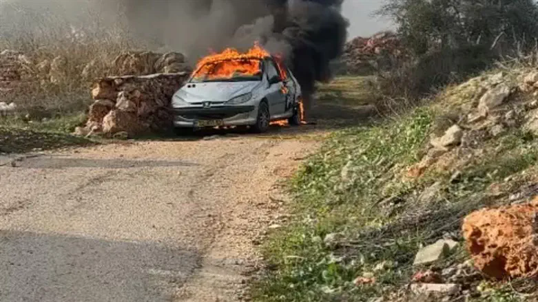הצתת רכב בכפר פלסטיני. ארכיון