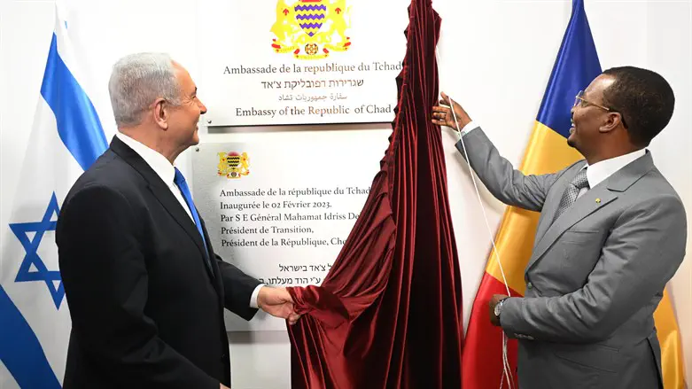 נניהו ונשיא צ'אד מסירים לוט בפתיחת השגרירות