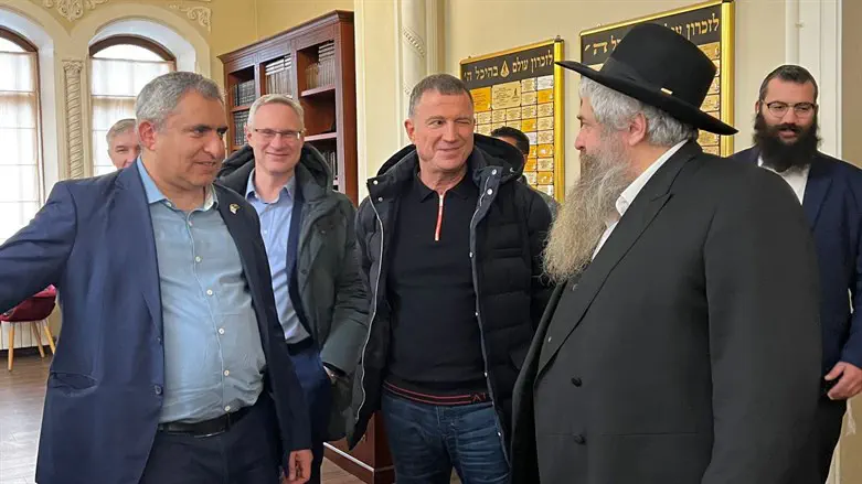 הרב אסמן עם יולי אדלשטיין וזאב אלקין