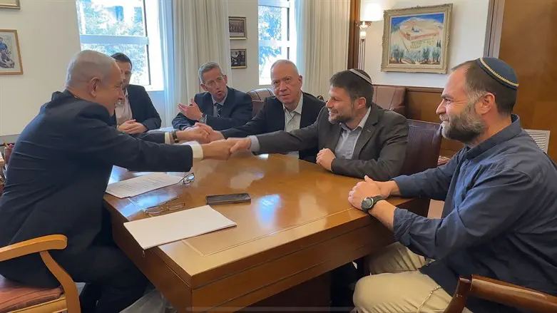 Smotrich and Gallant sign agreement in Netanyahu's office
