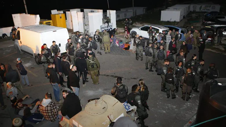 Security forces and Samarian Jews face off in Evyatar, Samaria