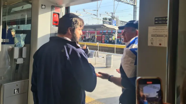 Протестующие блокируют двери поезда, не пуская людей