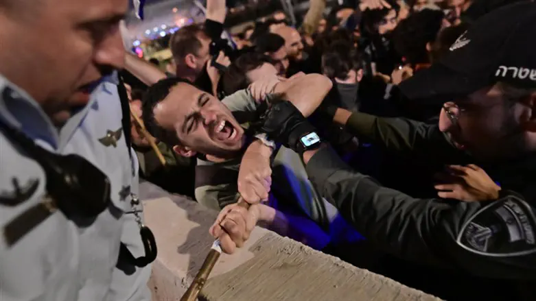 Противостояние полиции с протестующими в Тель-Авиве