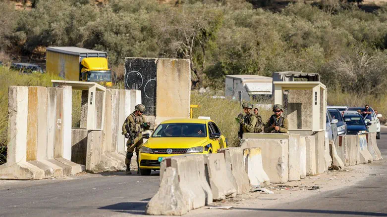 לוחמים במחסום ליד חווארה, ארכיון