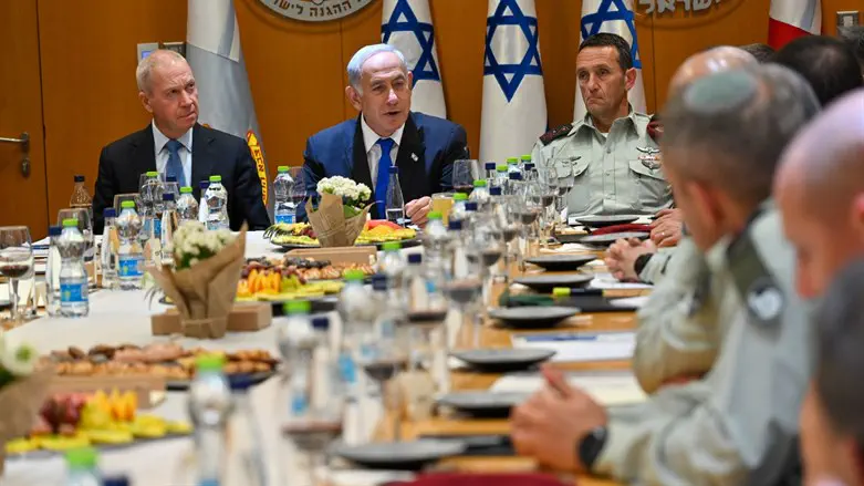 Биньямин Нетаньяху, Херци Ха-Леви и Йоав Галант на встрече с генералами ЦАХАЛ