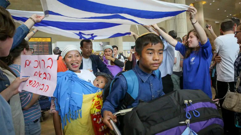 Members of the Bnei Menashe community arrive in Israel