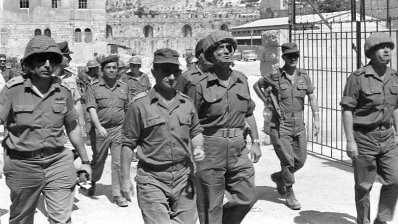 IDF top brass enters the Old City during Six Day War