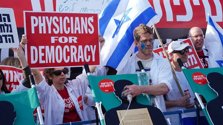 Doctors protesting the judicial reform