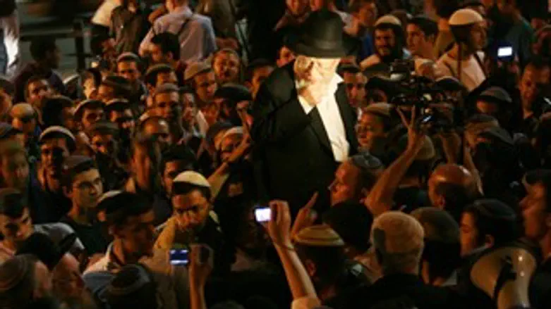 הרב דב ליאור לאחר שחרורו מהמעצר