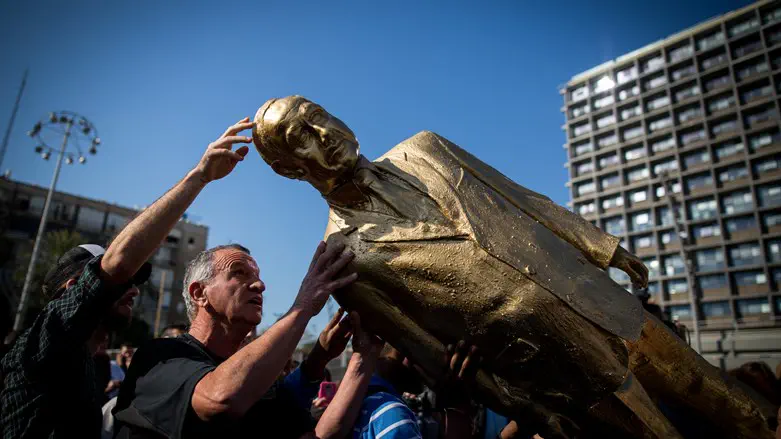 topping a statue of Netanyahu in Tel Aviv (archive)