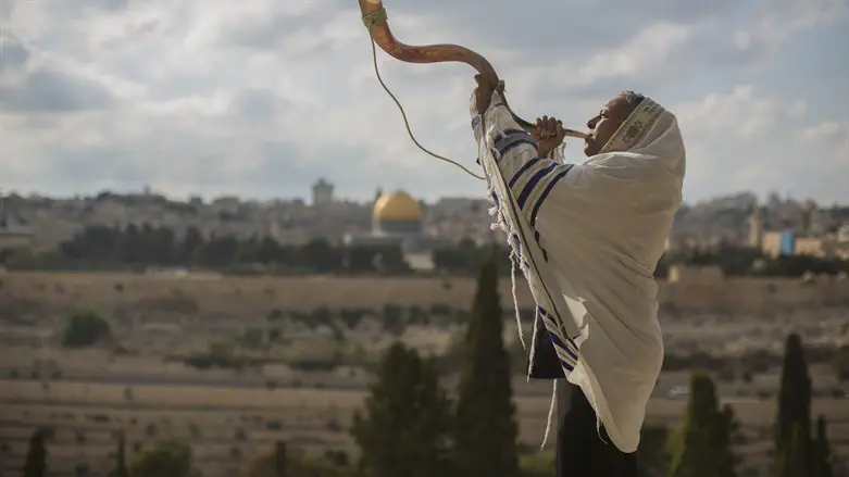 Sounding shofar adjacent to Temple Mount