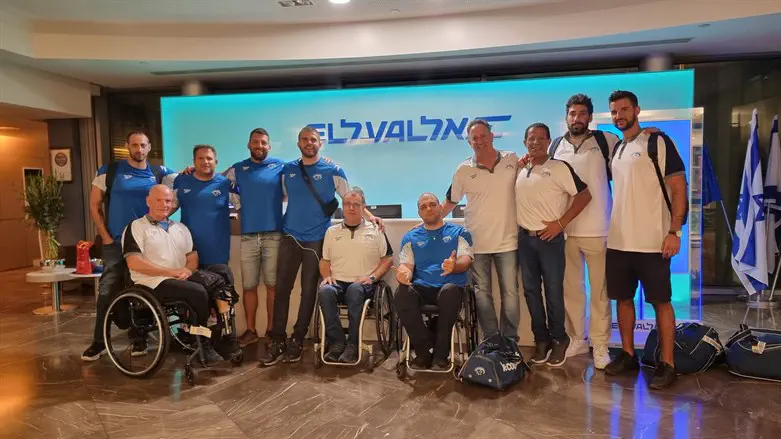 שחקני הנבחרת הישראלית והצוות המקצועי לפני הטיסה להולנד