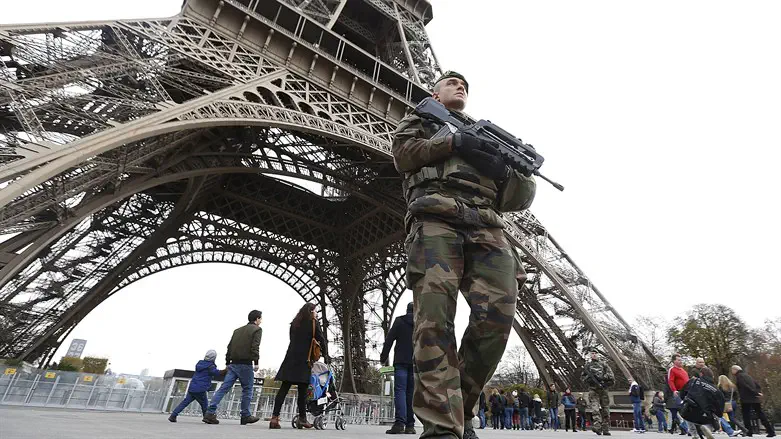 Soldiers near the Eiffel Tower (illustrative)