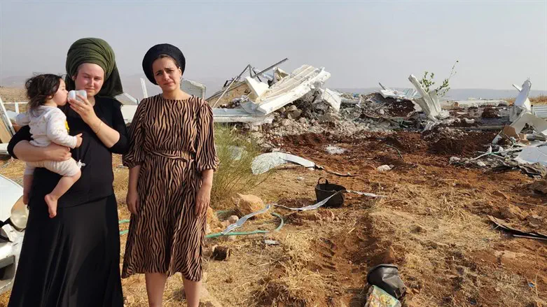 Лимор Сонн Ха-Мелех (справа) на фоне разрушенного Аира Шахар