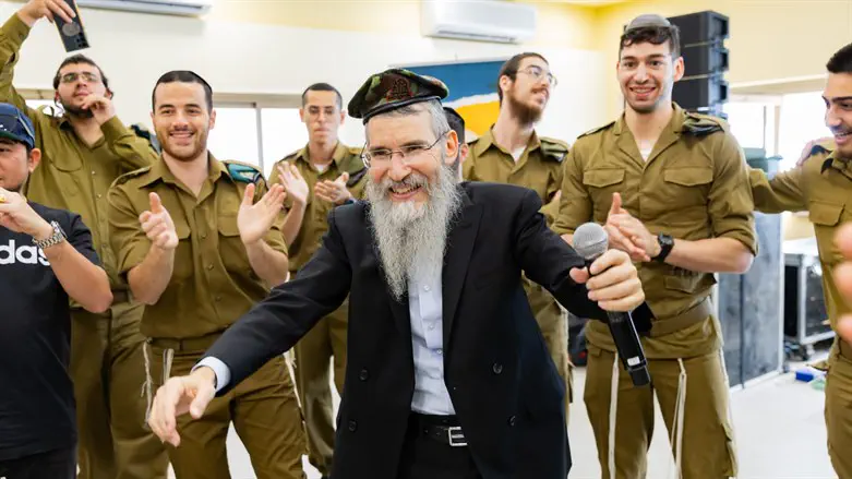 Avraham Fried with the soldiers