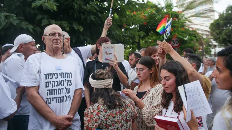 Protesters distrupting Yom Kippur prayers in Tel Aviv
