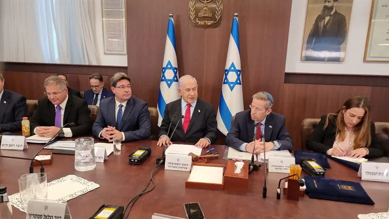 Netanyahu in Cabinet Meeting