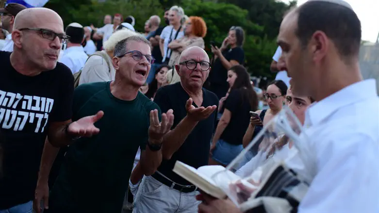 Протестующие срывают молитву на площади Дизенгоф в Тель-Авиве