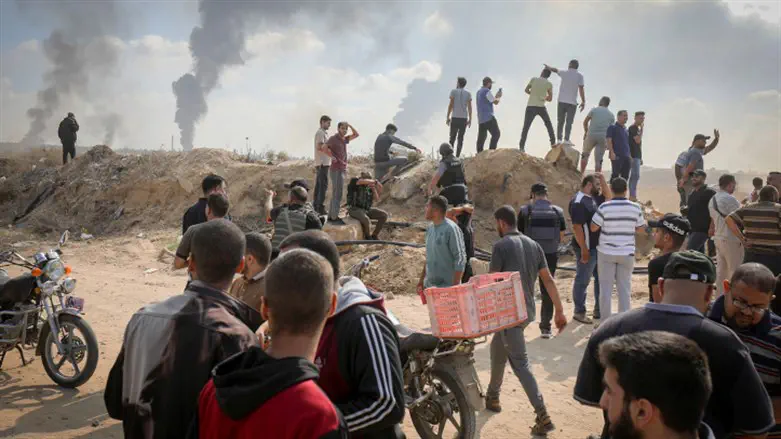 Palestinian Arab rioters on Gaza border