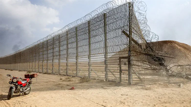 Breach in the Gaza border fence 