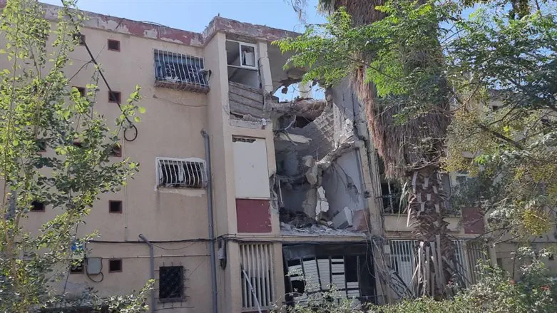 Direct hit on a home in Rishon Lezion
