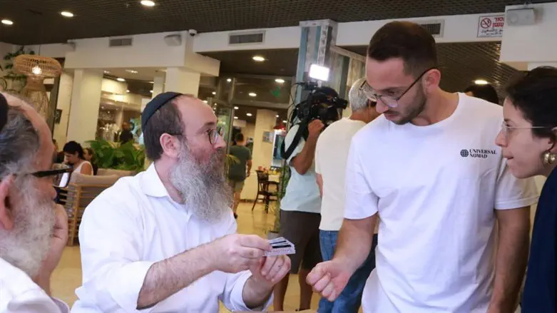 Menachem Traxler distributing Eshel Chabad debit cards