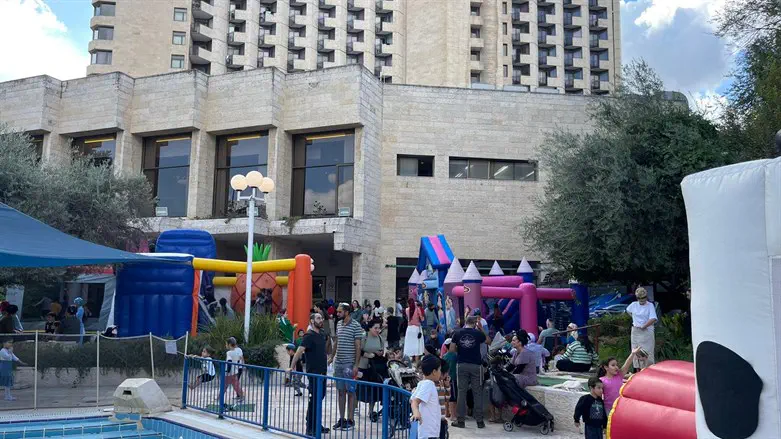 One of the OU's activities for displaced residents of southern Israel