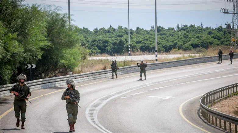 חיילים על כביש בגבול הצפון