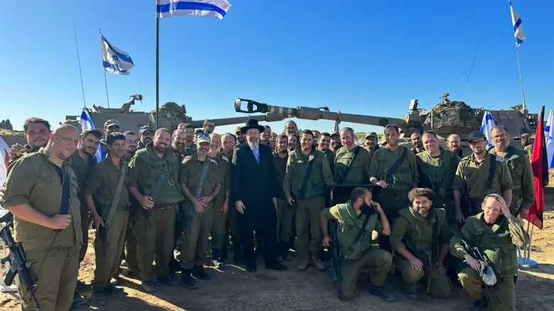 Rabbi Lau with the soldiers
