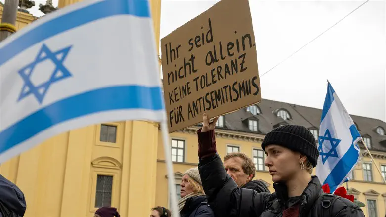 At a Munich rally for Israel: "You are not alone. No tolerance for antisemitism."