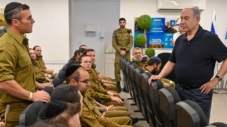 Netanyahu with the recruits