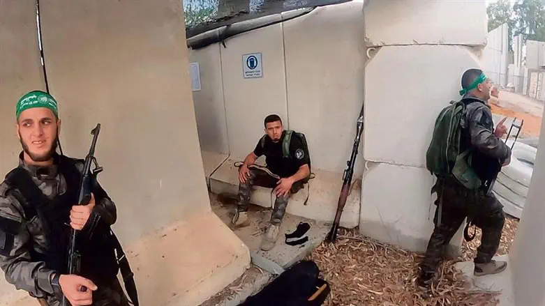 Террористы ХАМАСа на израильской военной базе 7 октября