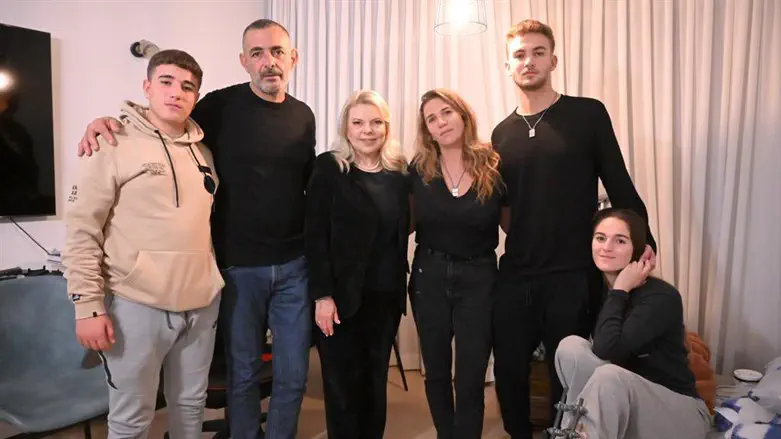 Sara Netanyahu with the Regev family