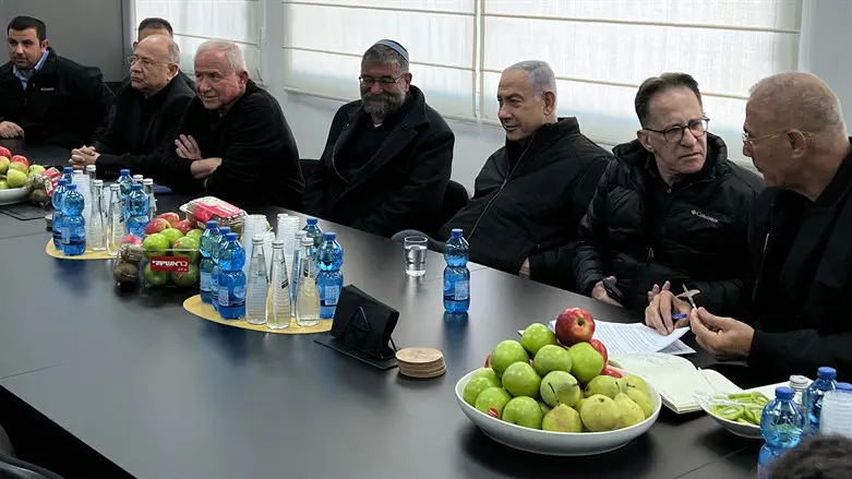 Netanyahu and Dichter meet Golan farmers
