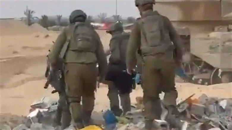 Солдаты ЦАХАЛ спасают девочку из сектора Газы