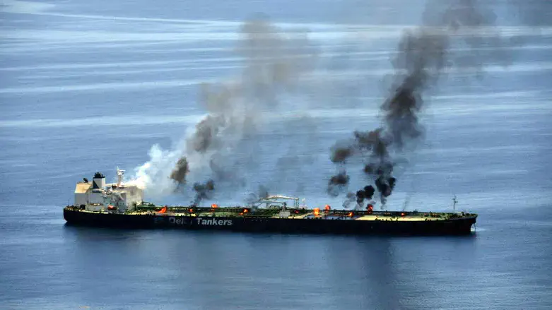 Oil tanker on fire after Houthi attack (archive)