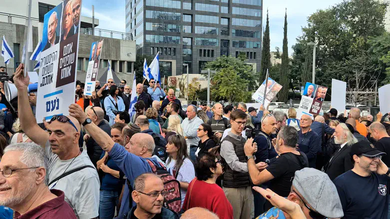 Right wing protests outside court