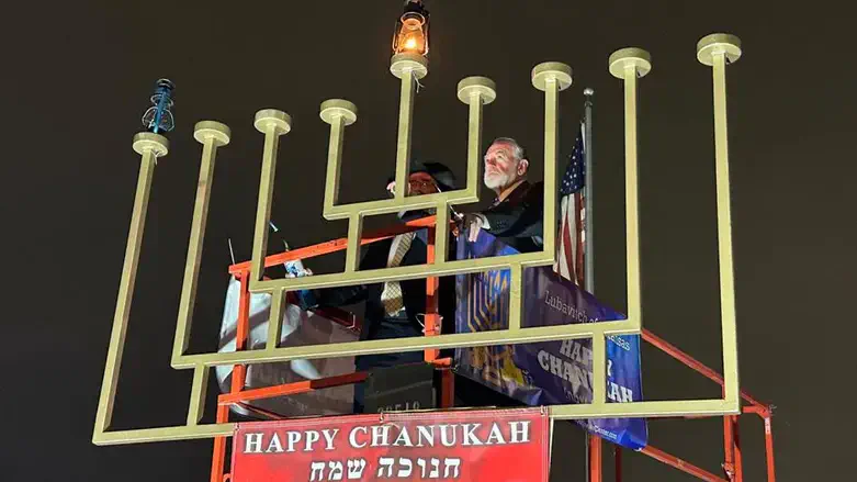 Mike Huckabee and Rabbi Pinchus Ciment light the menorah