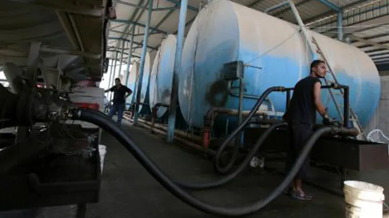 Gazans gassing up at Nahal Oz fuel terminal