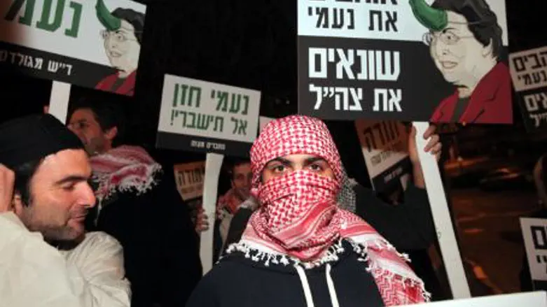 Im Tirtzu protests the NIF