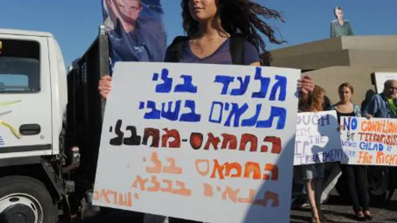 Pro-Shalit rally