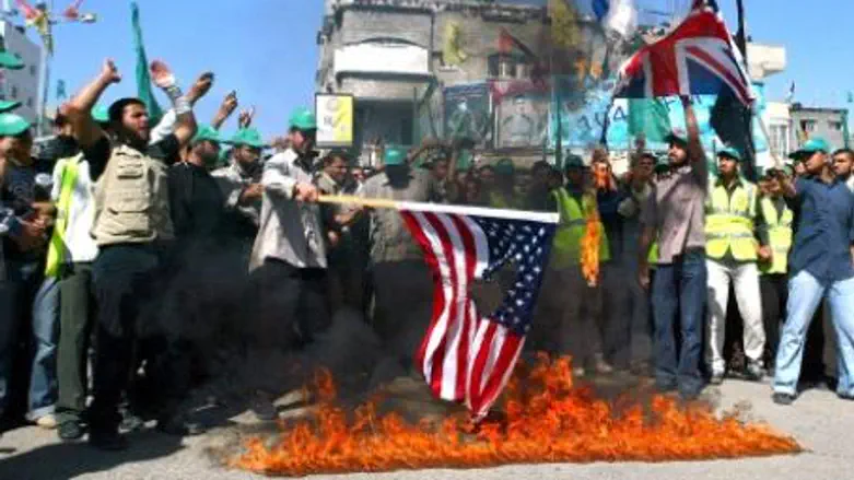 Hamas rally--PA boycott may lead to violence 