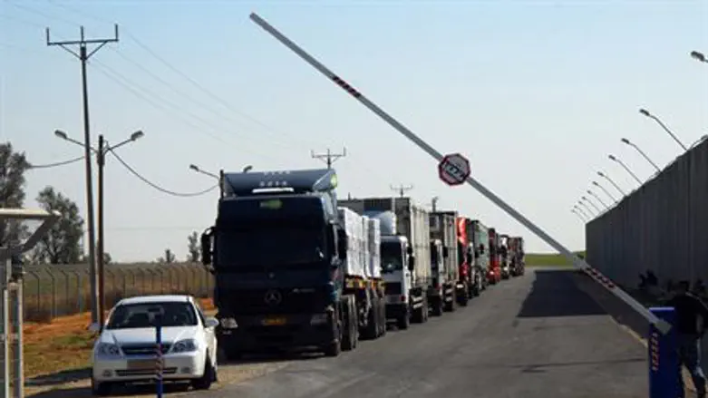 Aid trucks waiting at Kerem Shalom Crossing