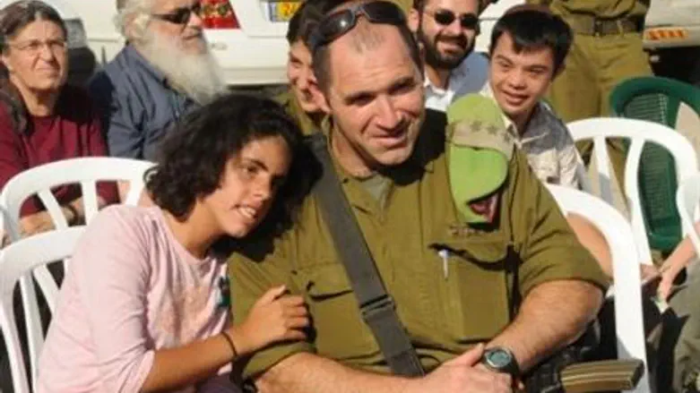 IDF Senior Officer with SHALVA Kids