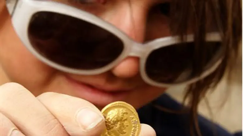 Antonius Pius gold coin